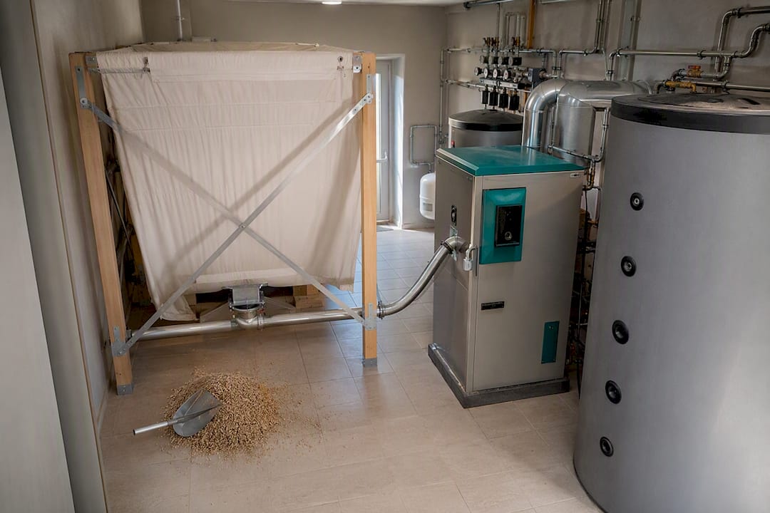 Ejemplos de sistemas de calefacción para edificios eficientes 2 Caldera de pellets de biomasa y sistema de almacenamiento integrados en el edificio