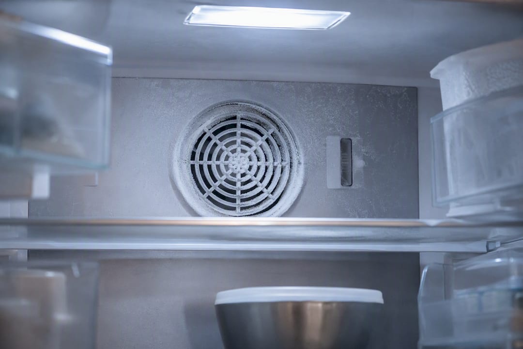 Frigorífico Samsung no enfría: qué revisar antes de llamar 3 Ventilador interno del congelador con escarcha