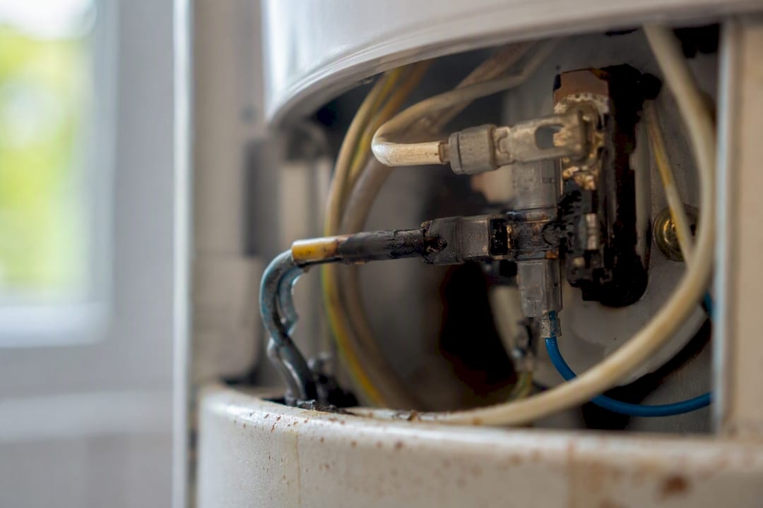 Termo eléctrico no calienta: causas y soluciones paso a paso 3 Terminal del cable quemado dentro del calentador de agua