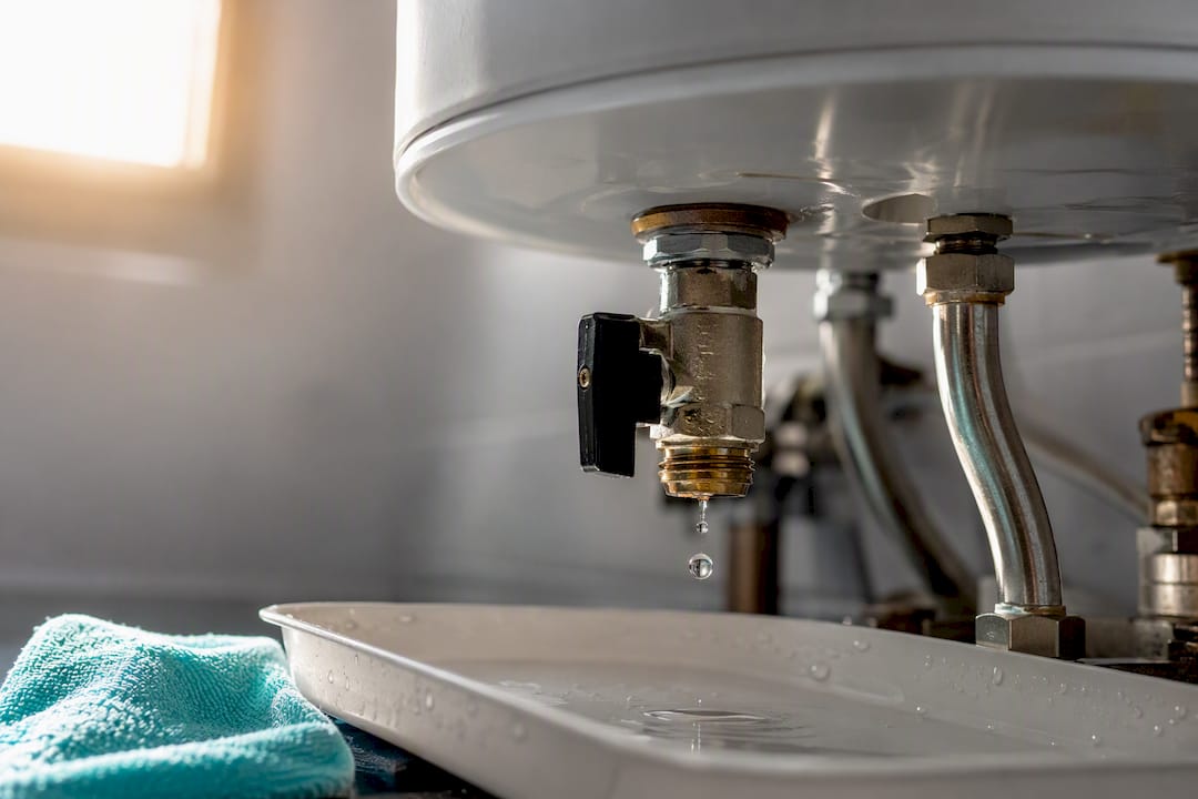 Gota de agua en la válvula del termo eléctrico