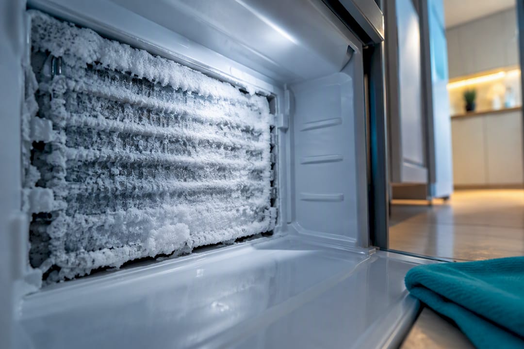 Evaporador del refrigerador cubierto de escarcha