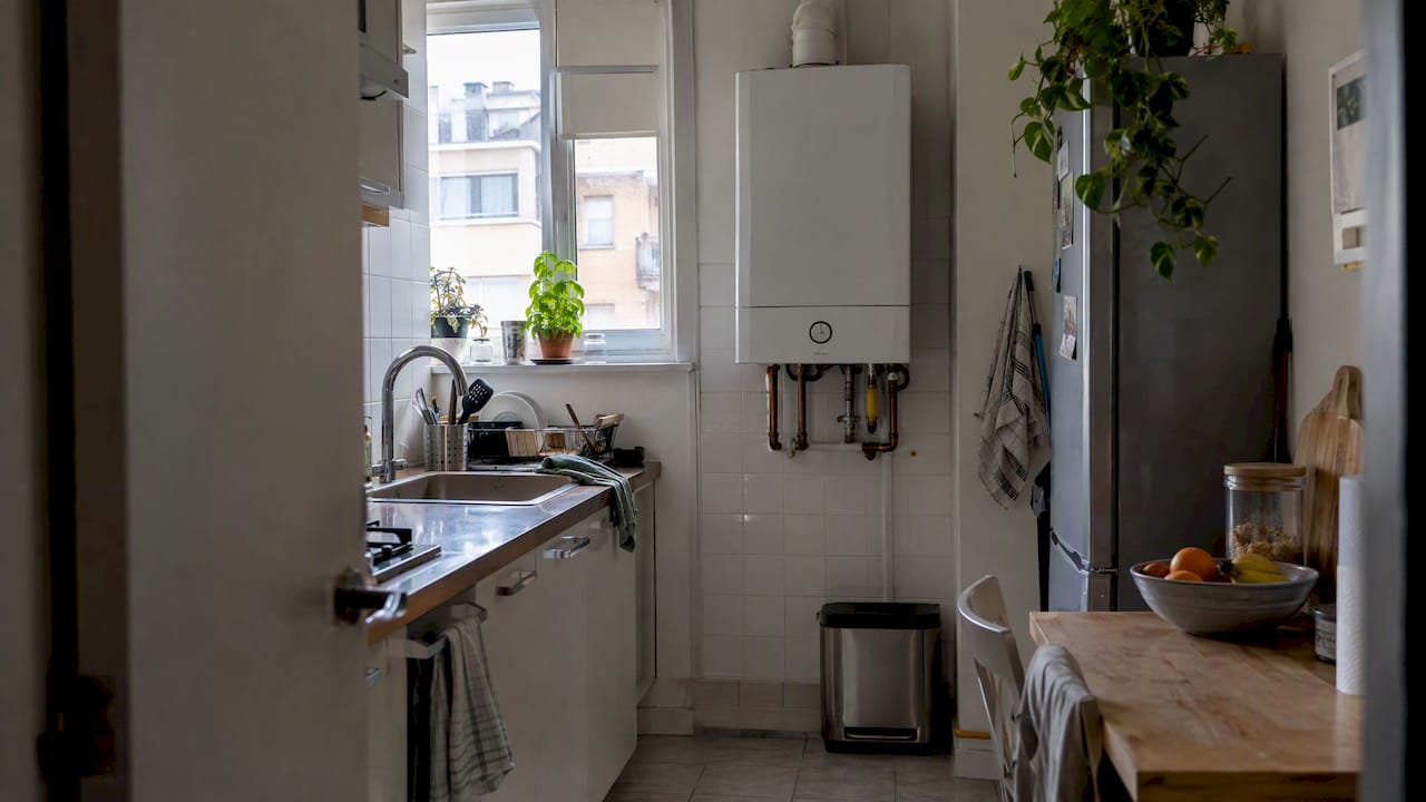 Caldera de pared apagada en una cocina