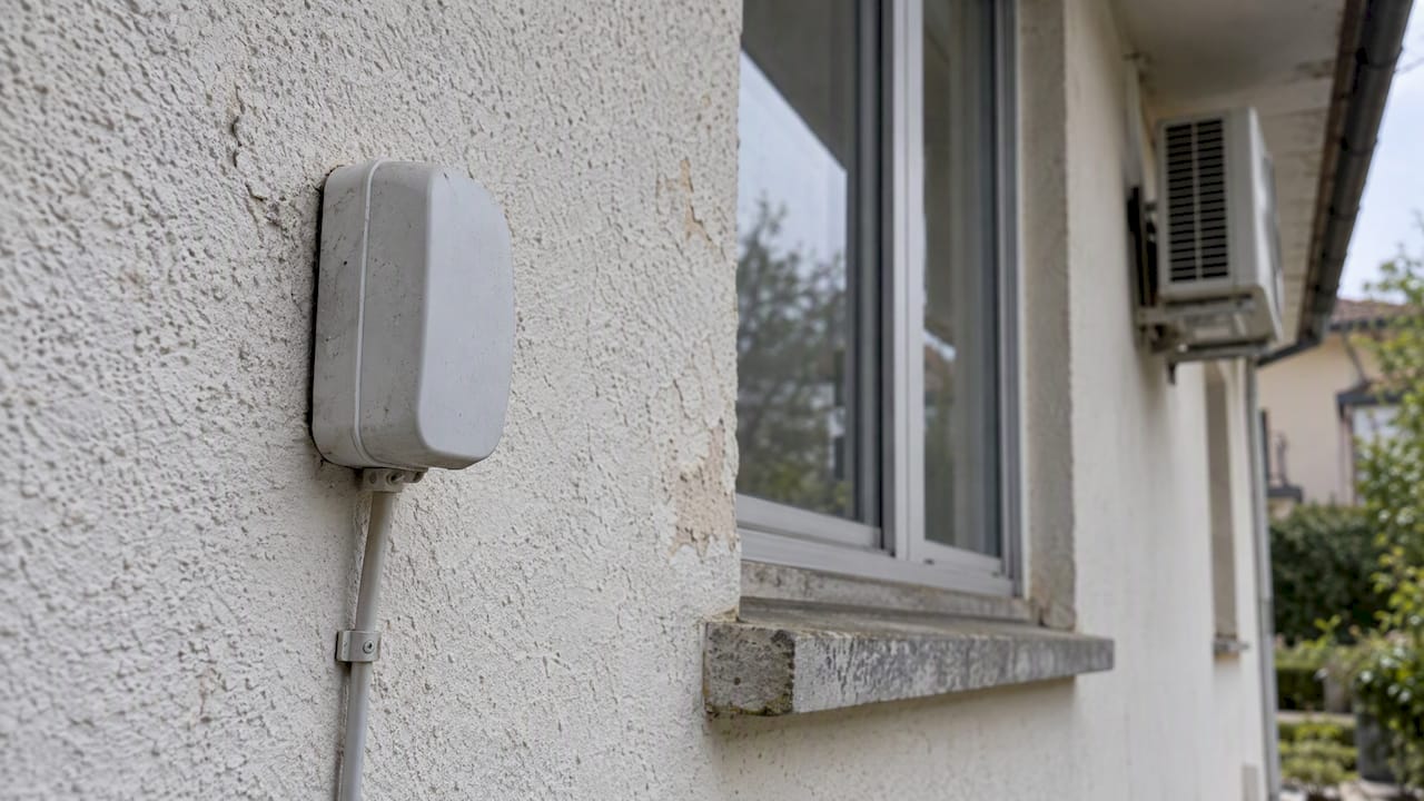 Sonda exterior colocada en una pared a la sombra