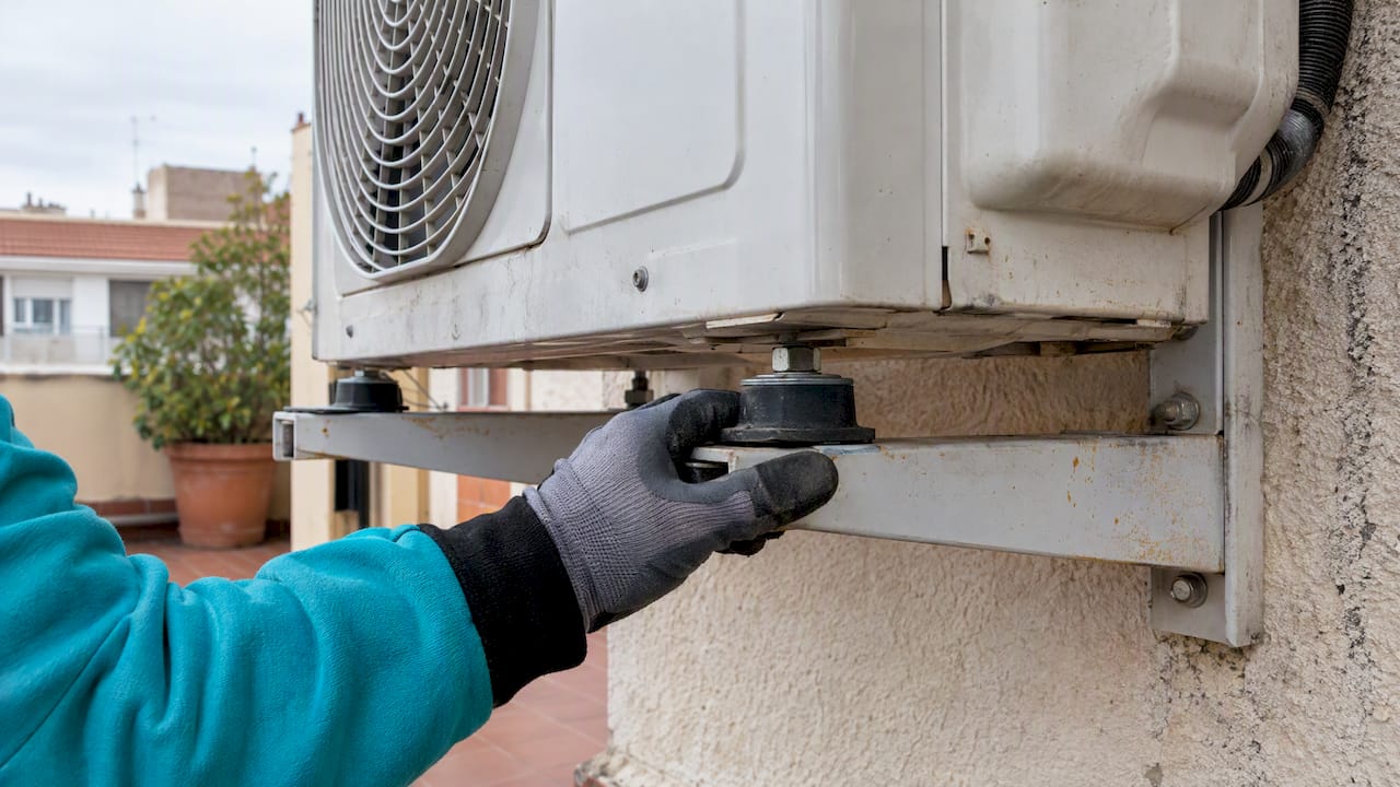 Soporte antivibraciones colocado bajo la unidad exterior