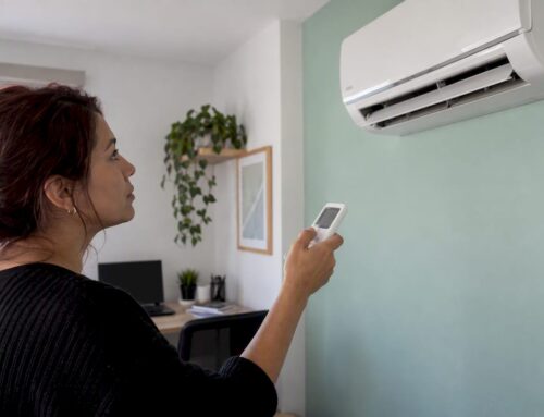 Split que tira aire caliente: causas y qué hacer