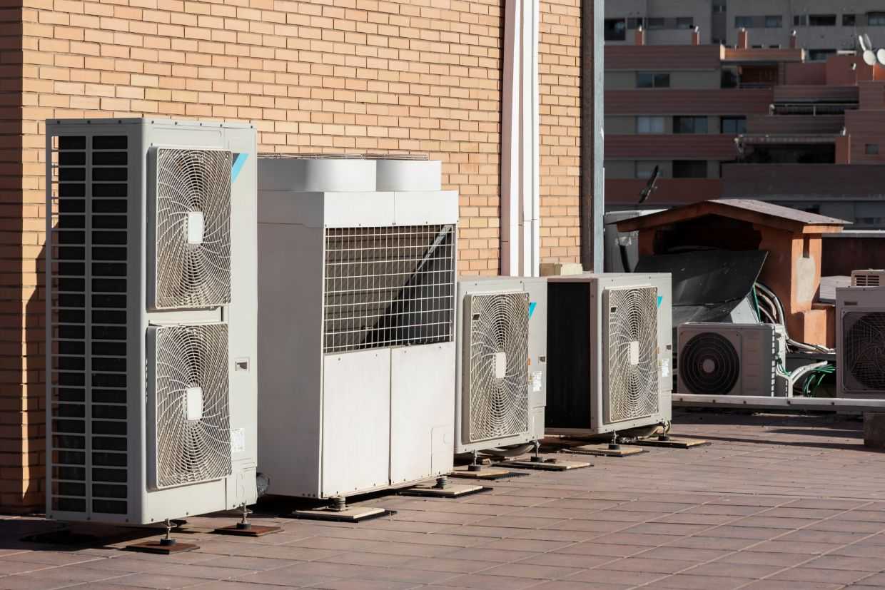 : Unidades exteriores de climatización en la azotea de un edificio