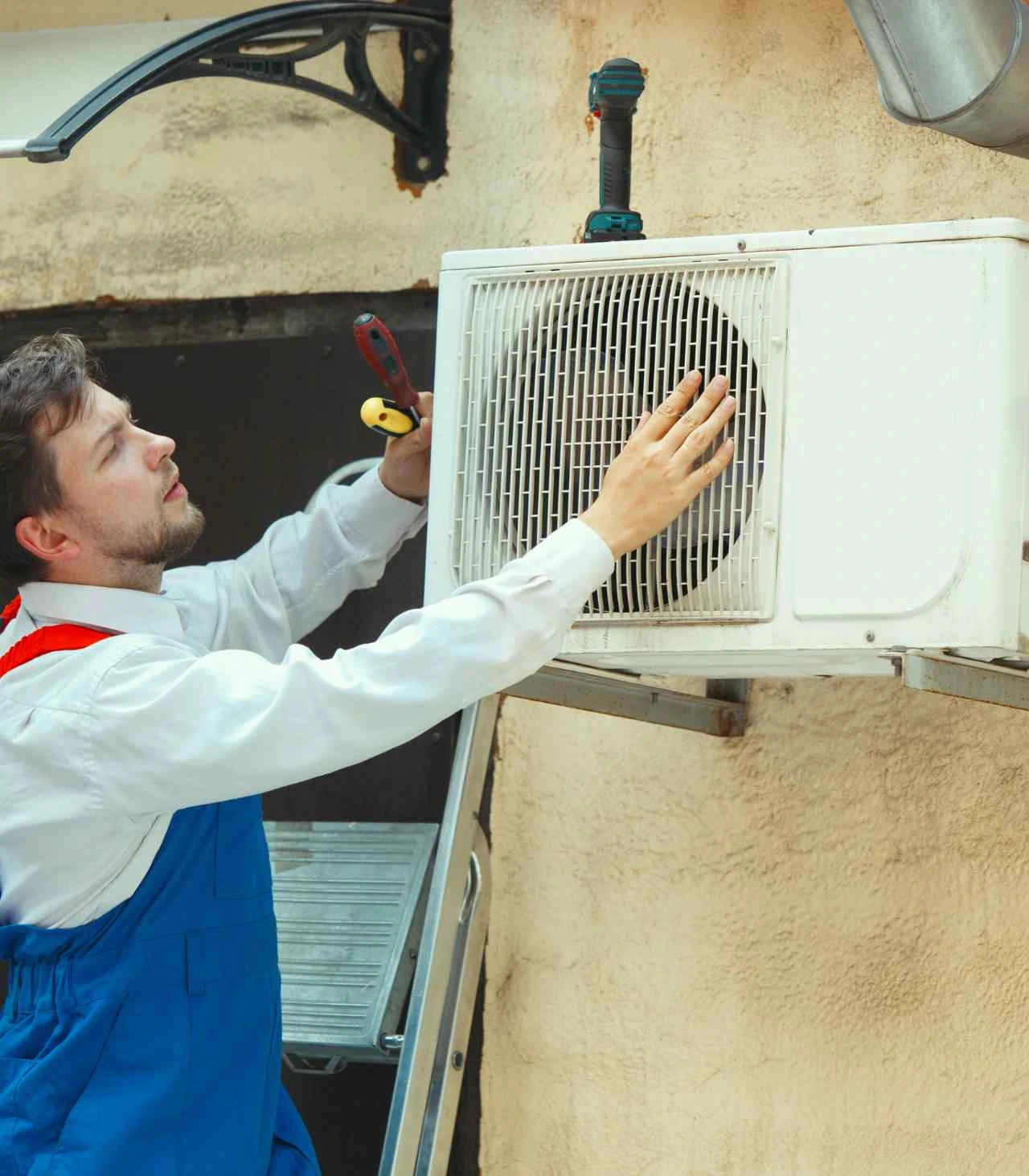 Técnico en aire acondicionado instalando un equipo